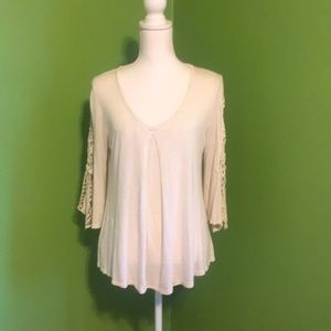 BABEAU‎ light tan top 3/4 length crocheted sleeves